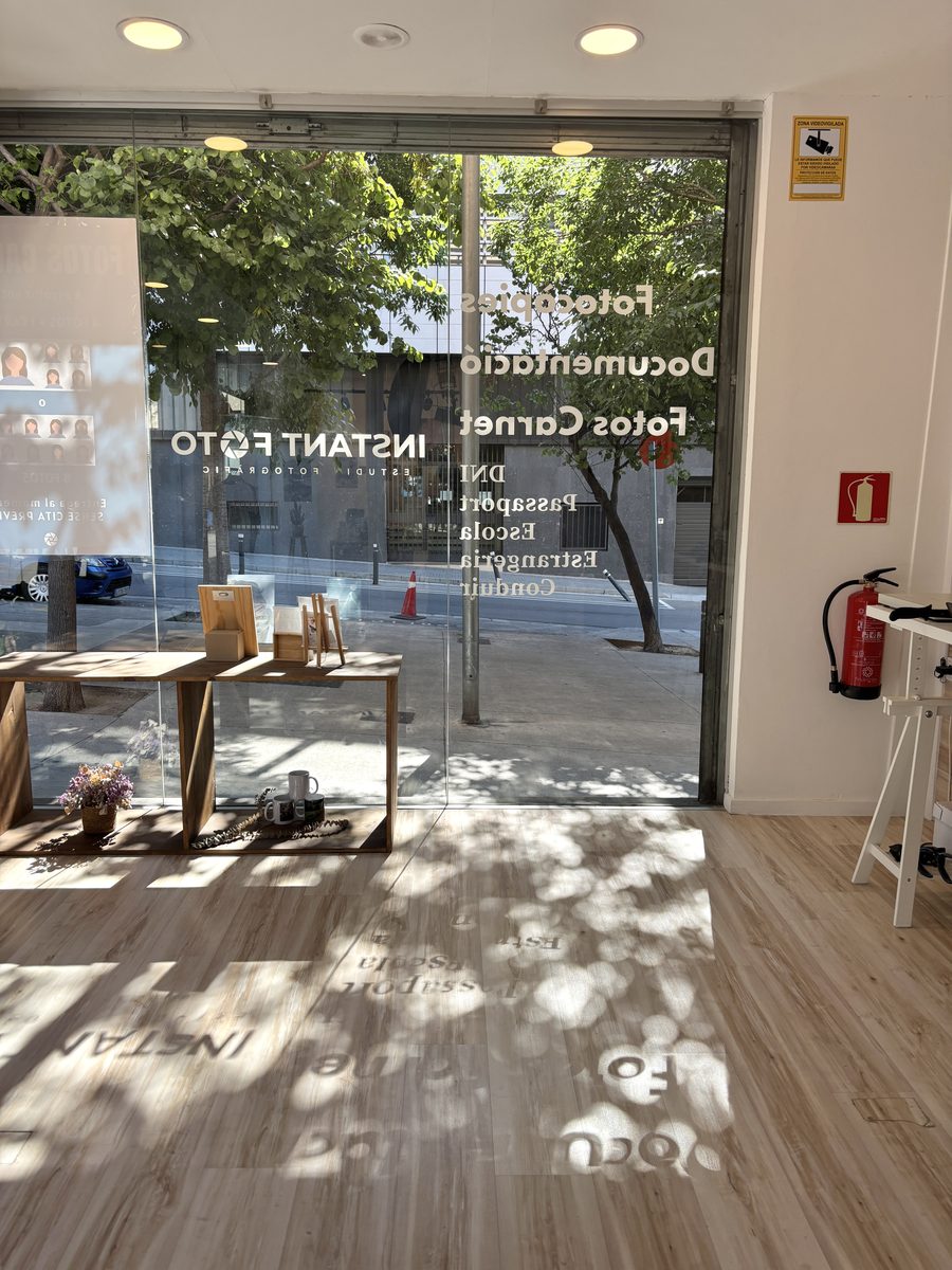 Entrada de la botiga Instant Foto a la Pl. Comte Guifré de Terrassa