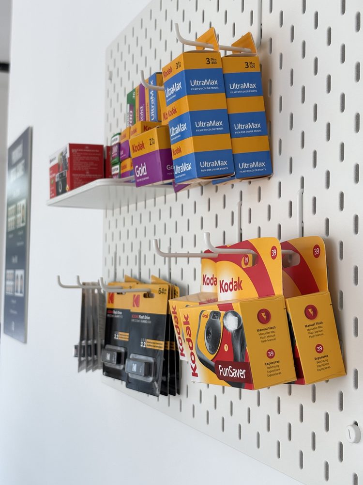 Expositor de carrets i càmeres analògiques a Terrassa